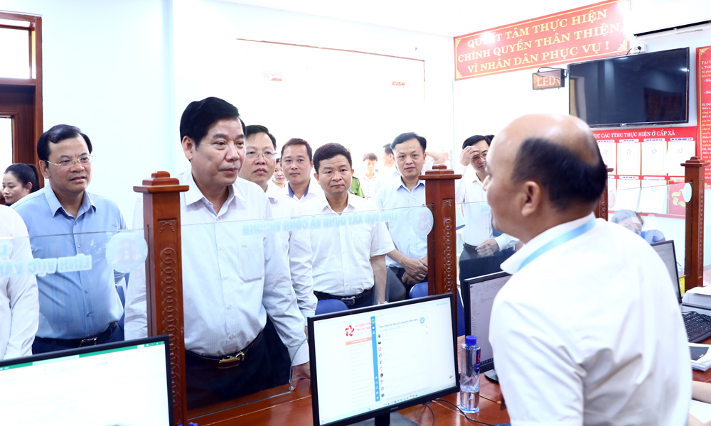  Bí thư Tỉnh ủy Nguyễn Văn Gấu thăm, động viên cán bộ, công chức, viên chức xã Đồng Việt và phường Yên Dũng
