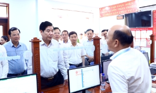 Bí thư Tỉnh ủy Nguyễn Văn Gấu thăm, động viên cán bộ, công chức, viên chức xã Đồng Việt và phường Yên Dũng