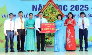 Phó Bí thư Tỉnh ủy Nguyễn Hương Giang dự khai giảng năm học mới tại Trường Trung học phổ thông Chuyên Bắc Giang
