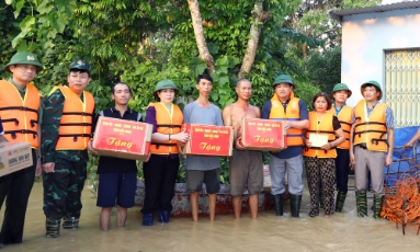  Bí thư Tỉnh ủy Nguyễn Hồng Thái thăm, tặng quà người dân xã Kép bị ảnh hưởng bởi mưa lũ