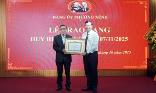 Đồng chí Nguyễn Việt Oanh dự lễ trao Huy hiệu Đảng tại Đảng bộ phường Nếnh