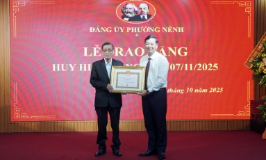  Đồng chí Nguyễn Việt Oanh dự lễ trao Huy hiệu Đảng tại Đảng bộ phường Nếnh