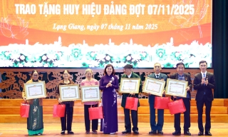 38 đảng viên Đảng bộ xã Lạng Giang được trao tặng Huy hiệu Đảng