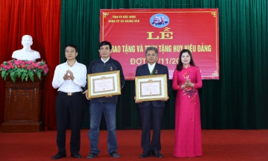  Phó Chủ tịch HĐND tỉnh Lâm Thị Hương Thành dự lễ trao tặng Huy hiệu Đảng tại xã Hoàng Vân