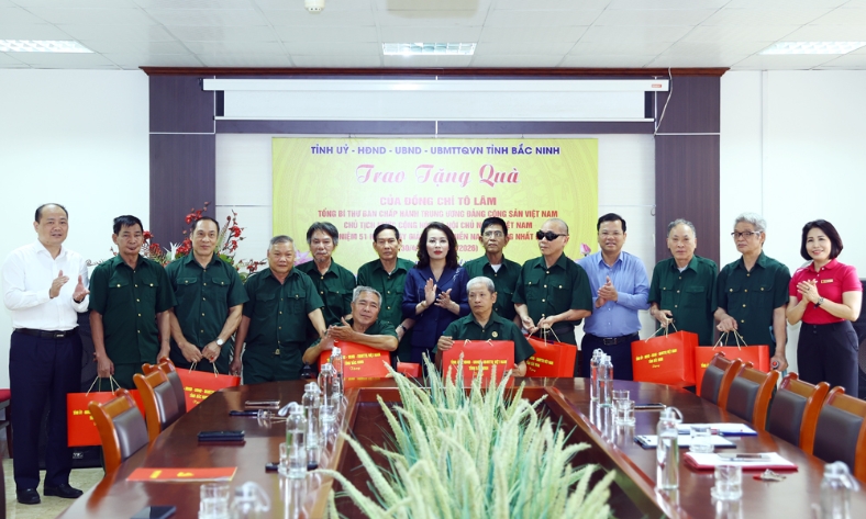  Phó Bí thư Thường trực Tỉnh ủy Nguyễn Thị Hương thăm, tặng quà Trung tâm Điều dưỡng Người có công tỉnh