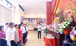 Lãnh đạo tỉnh Bắc Ninh dâng hương Chủ tịch Hồ Chí Minh