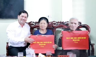 Bí thư Tỉnh ủy Nguyễn Hồng Thái thăm, tặng quà người có công tại xã Hợp Thịnh và phường Đa Mai 
