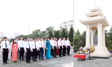  Lãnh đạo tỉnh Bắc Ninh dâng hương tưởng niệm các Anh hùng liệt sĩ tại phường Bắc Giang
