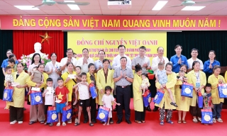 Chủ tịch HĐND thành phố Bắc Ninh Nguyễn Việt Oanh thăm, tặng quà người cao tuổi phường Đa Mai và Bệnh viện Sản - Nhi Bắc Ninh số 1