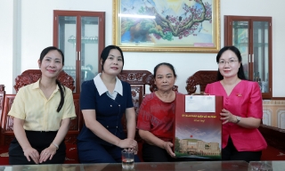 Đại biểu Quốc hội thành phố Bắc Ninh tặng quà người cao tuổi xã Nam Dương