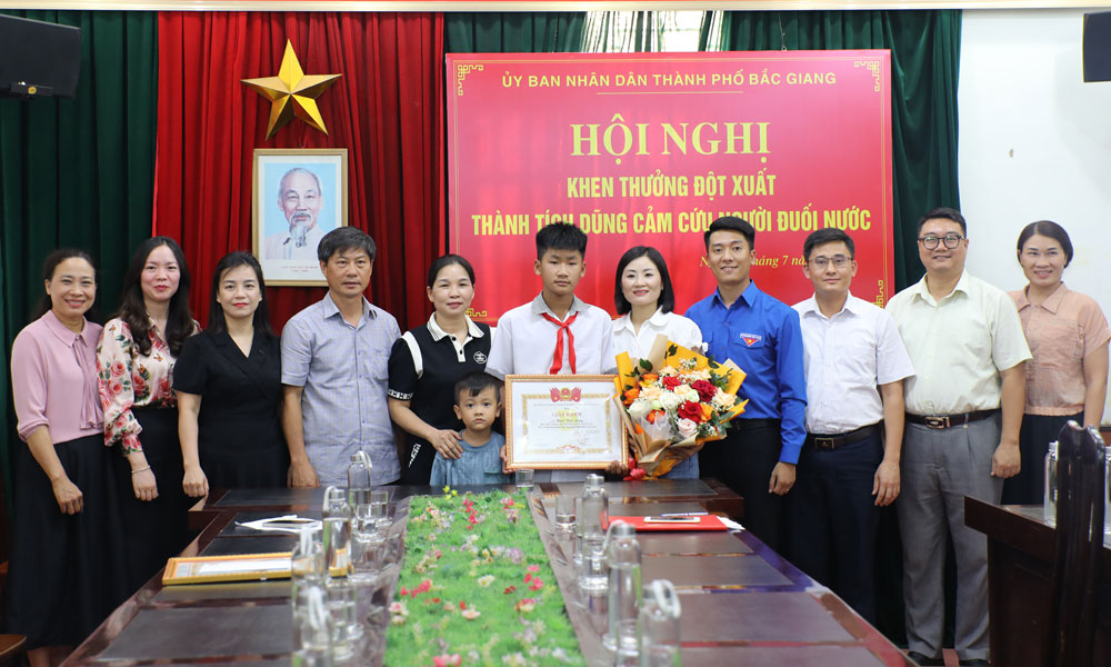 TP Bắc Giang: Khen thưởng em Khúc Trần Long dũng cảm cứu người bị đuối nước