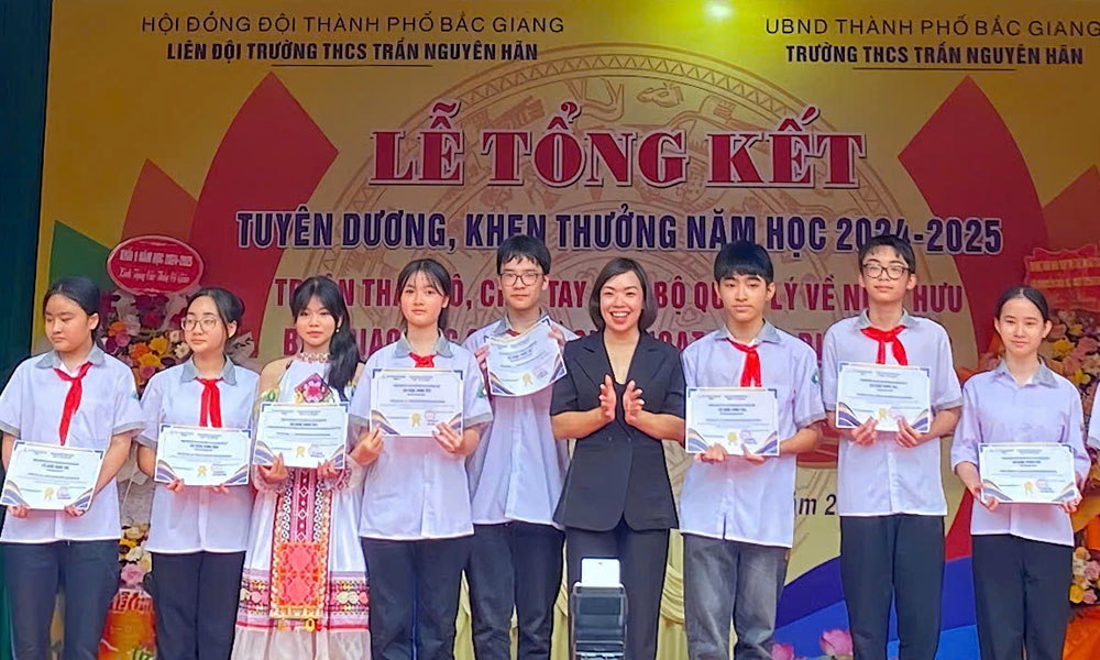 Bắc Giang: Trao học bổng “ChatGPT-AI” cho học sinh đạt thành tích xuất sắc