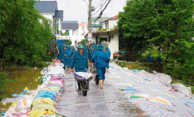  Huy động lực lượng đắp đê bối, ngăn nguy cơ ngập úng diện rộng