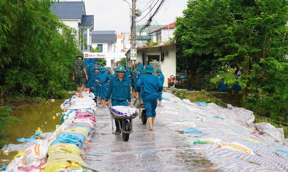 Huy động lực lượng đắp đê bối, ngăn nguy cơ ngập úng diện rộng