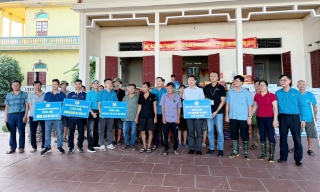 Thăm, tặng quà người dân bị ảnh hưởng do bão số 11