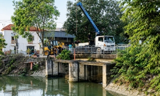 Phường Vũ Ninh xử lý bước đầu tình trạng nước đen, nổi bọt trắng trên kênh Kim Đôi