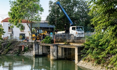  Phường Vũ Ninh xử lý bước đầu tình trạng nước đen, nổi bọt trắng trên kênh Kim Đôi