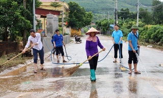 Bắc Ninh: Khẩn trương thu gom rác thải, vệ sinh môi trường sau mưa lũ