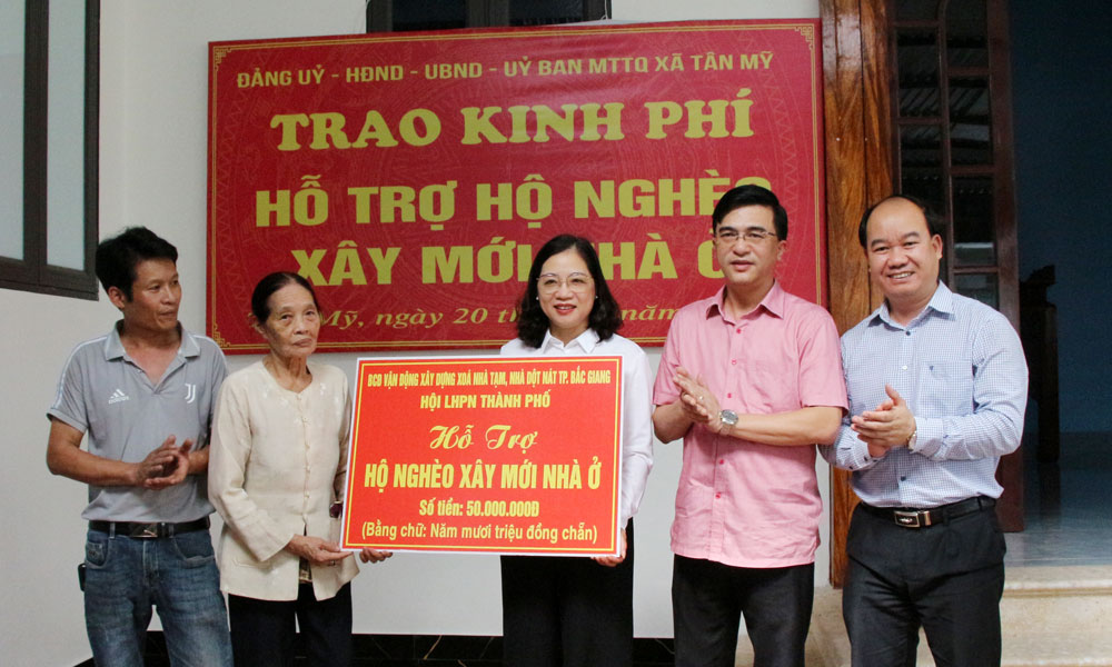 Trao nhà tình thương cho phụ nữ xã Tân Mỹ (TP Bắc Giang)