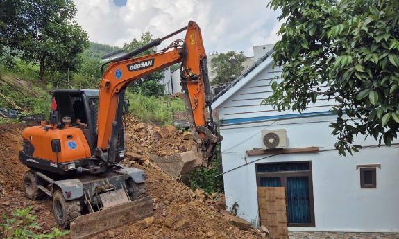 Phường Tiền Phong: Mưa lũ gây sạt lở tại núi Đền