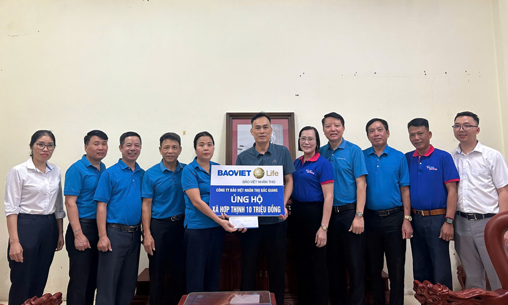  Trao hơn 40 triệu đồng cho thân nhân đồng chí Đoàn Văn Mạnh bị tử vong khi chống lũ