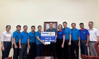 Trao hơn 40 triệu đồng cho thân nhân đồng chí Đoàn Văn Mạnh bị tử vong khi chống lũ