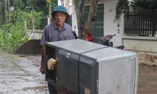 Hỗ trợ sửa miễn phí thiết bị điện lạnh bị hỏng do lũ cho người dân 