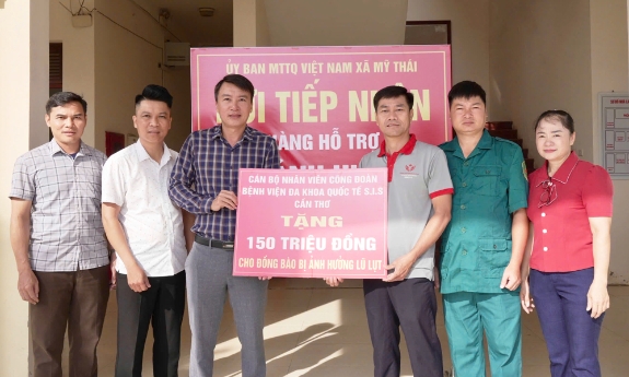 Bệnh viện S.I.S Cần Thơ trao tặng xã Mỹ Thái 150 triệu đồng khắc phục hậu quả bão lũ