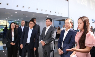 Bí thư Tỉnh ủy Nguyễn Hồng Thái làm việc với một số doanh nghiệp trong khu công nghiệp