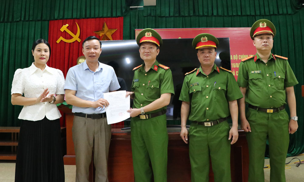 Thị xã Chũ thưởng đột xuất cho Phòng Cảnh sát hình sự vụ truy bắt nhanh đối tượng cướp xe ôm