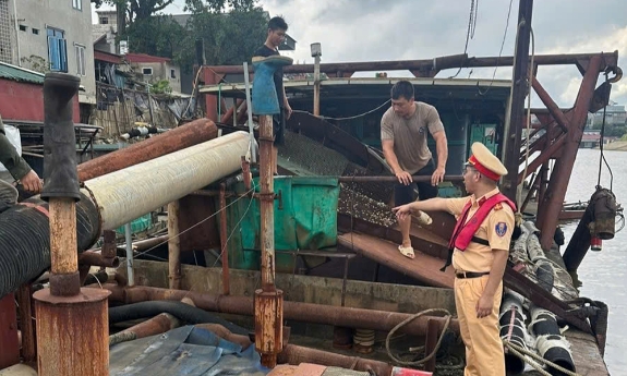 Phát hiện, xử lý nhiều chủ bến thủy nội địa hoạt động không có giấy phép