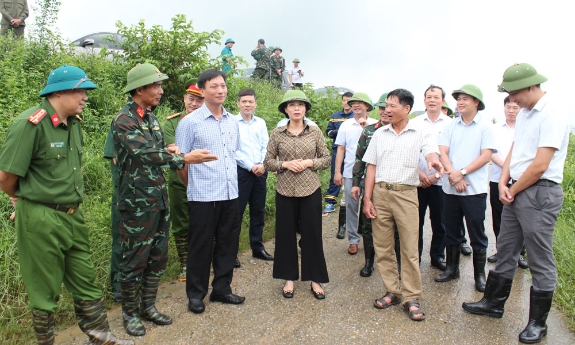 Phó Bí thư Thường trực Tỉnh ủy Nguyễn Thị Hương kiểm tra công tác phòng, chống lụt bão tại một số địa phương