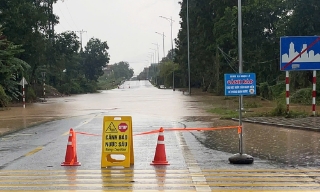 Nhiều tuyến đường giao thông bị ngập úng, hư hỏng kết cấu hạ tầng