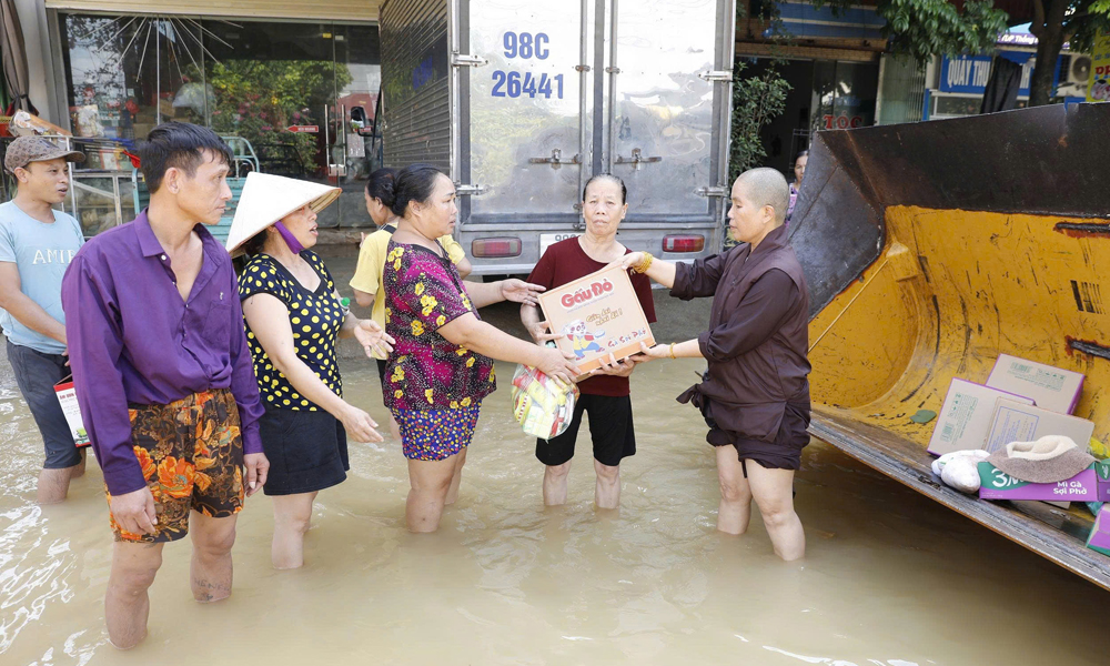  Hơn 2,3 tỷ đồng cứu trợ người dân xã Bố Hạ bị ảnh hưởng do lũ lụt 