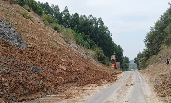 Khởi công sửa chữa khẩn cấp đường tỉnh 294B sạt lở do mưa bão