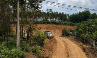 Một cá nhân khai thác đất trái phép tại xã Lục Sơn bị phạt 45 triệu đồng