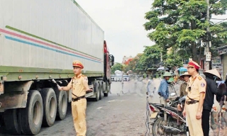 Bắc Ninh: Xử phạt 42 trường hợp chở hàng hóa quá tải, quá khổ, đậy bạt không kín