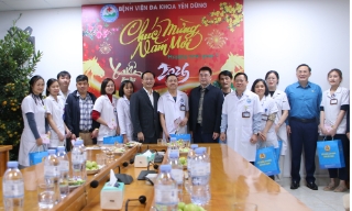 Phó Chủ tịch UBND tỉnh Phạm Văn Thịnh thăm, tặng quà tại Bệnh viện Đa khoa Yên Dũng