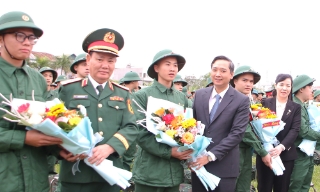 401 tân binh thuộc các xã: Lạng Giang, Mỹ Thái, Tân Dĩnh, Kép và Tiên Lục lên đường nhập ngũ