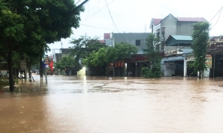 Nhiều tuyến đường ở Bắc Ninh ngập sâu, giao thông tạm thời bị chia cắt
