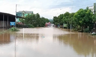 Thêm nhiều tuyến đường ở Bắc Ninh ngập sâu, cảnh báo nguy hiểm