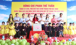 Phó Chủ tịch UBND thành phố Bắc Ninh Phan Thế Tuấn tặng quà Tết Trung thu Trường Mầm non Biên Sơn