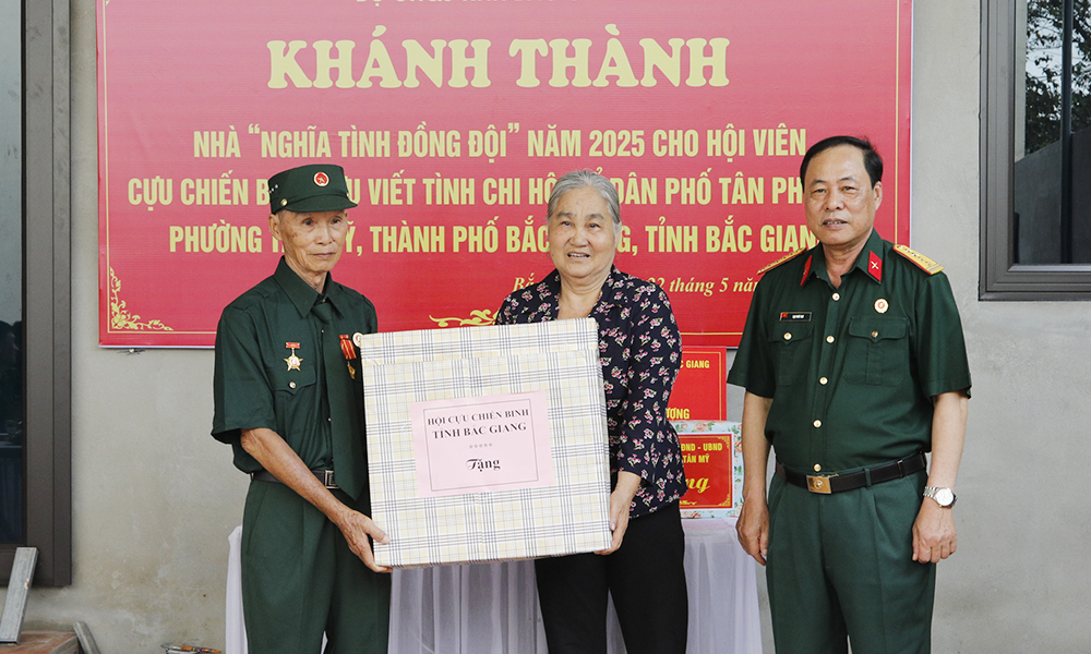 Bắc Giang: Trao nhà “Nghĩa tình đồng đội” cho cựu chiến binh Lưu Viết Tình