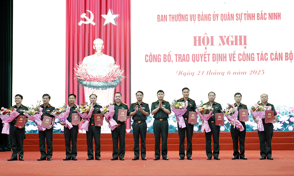 Ban Thường vụ Đảng ủy Quân sự tỉnh Bắc Ninh (mới) trao quyết định về công tác cán bộ