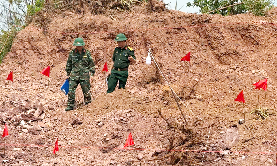  Bắc Ninh: Phát hiện quả bom nặng hơn 100 kg trong vườn nhà dân