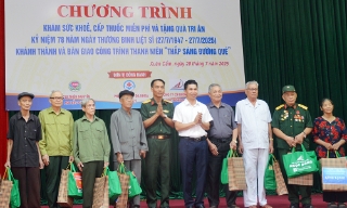 Khám sức khỏe, tặng quà người có công xã Xuân Cẩm