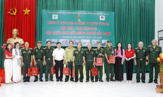Cựu chiến binh quân giải phóng miền Đông Nam Bộ trao quà cho thương binh, người có công