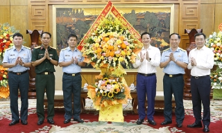 Đoàn công tác Sư đoàn Phòng không 365 thăm, chúc mừng tỉnh Bắc Ninh