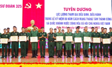  Sư đoàn 325 tuyên dương cán bộ, chiến sĩ tham gia diễu binh, diễu hành A80
