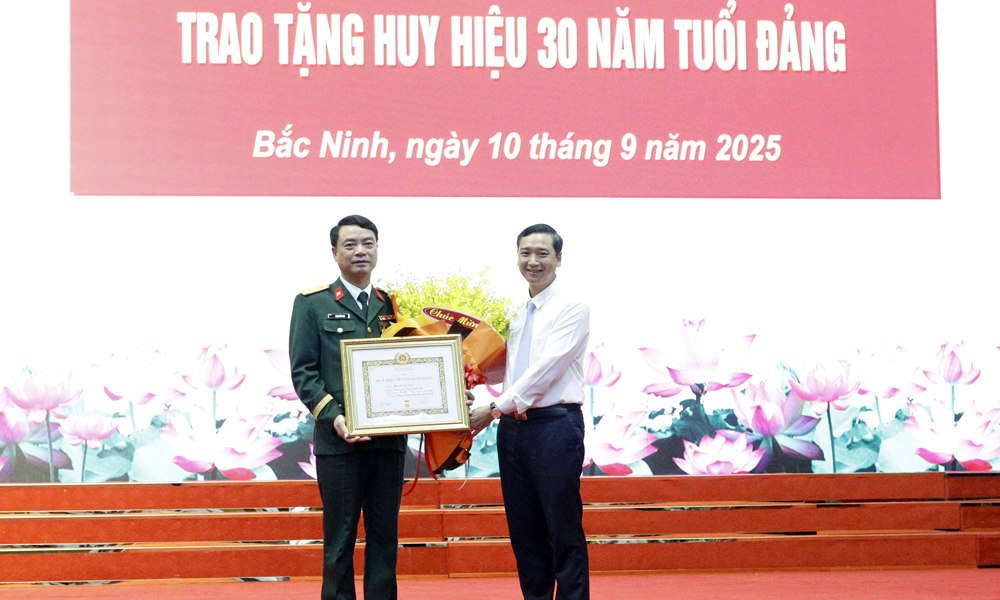  Trao tặng Huy hiệu 30 năm tuổi Đảng cho Đại tá Phạm Văn Tạo